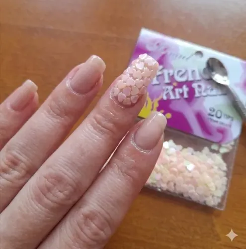 19 unhas postiças e 22 paêtess