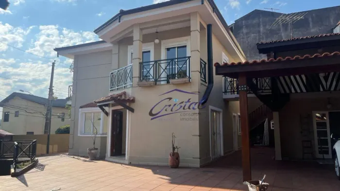 Casa com 5 suítes em Condomínio fechado na Granja Viana
