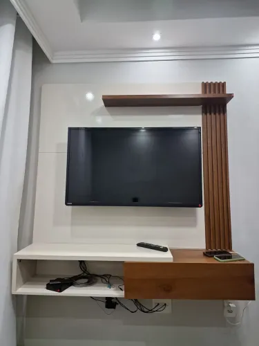 Painel suspenso para TV