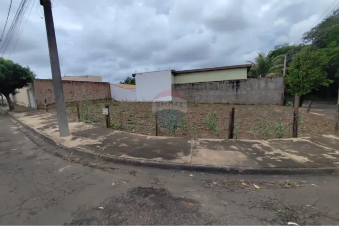 Terreno de esquina em Penápolis: Oportunidade Imperdível!