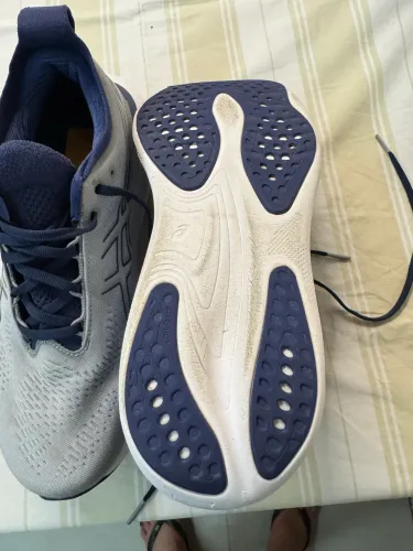 Tênis Nimbus 25 e Adidas Buzenitz