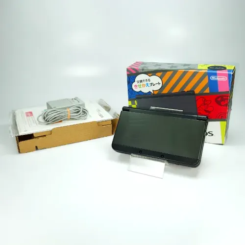 New Nintendo 3DS (Carregador + MicroSD 32GB)