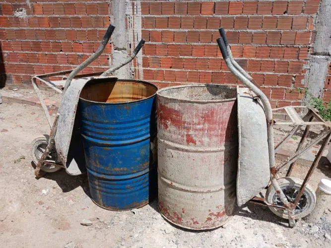 Carros de mão e tambores de 200L cada.