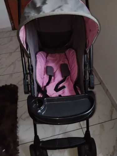 Vendo carrinho de bebê feminino 
