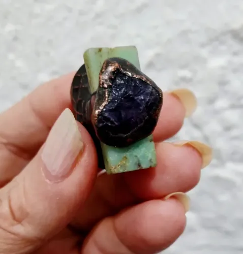 Anel pedra jade retangular e ametista.