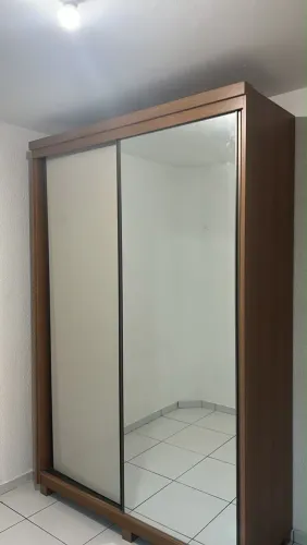 Guarda roupa com portas de correr e espelho