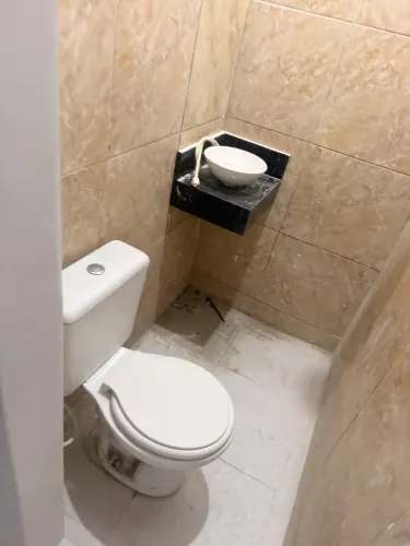 ? Casa reformada com 2 quartos no Planalto Vitória. Aluguel R$ 750. Contrato + 2 cauções 