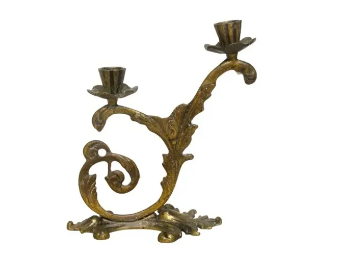 Candelabro duas velas bronze corpo representando flor finalizado arabesco base de florão.