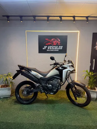 Sahara 300 com 2.400 km zerada