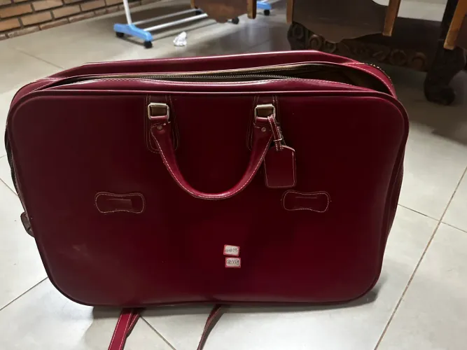 Mala de viagem vintage vermelha