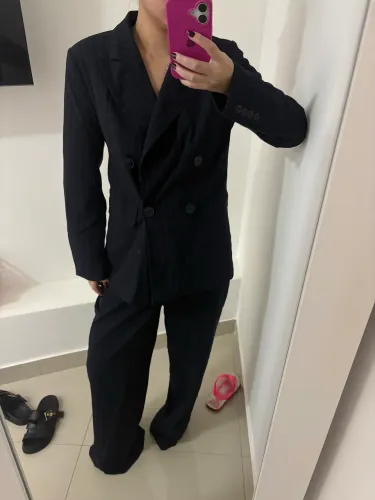 Conjunto de calça e blazer alfaiataria risca de giz azul marinho 