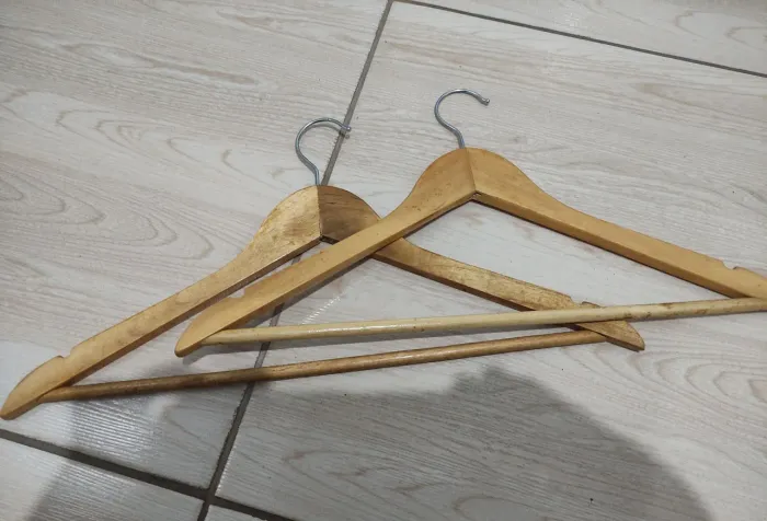 2 cabides madeira