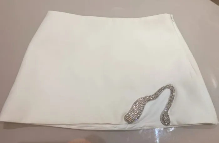 Saia zara detalhe de joia