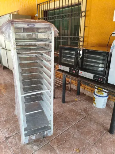 Armário Esqueleto para Crescimento de Pão Imeca com Rodízios + Assadeiras