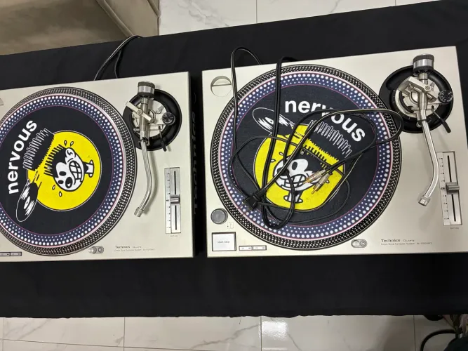 Par de Toca discos Technics Sl1200 MK2 com case e agulhas Ortofon