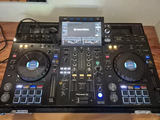 Vendo XDJ RX3 seminova com case dura