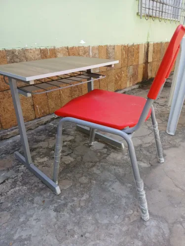 Mesa infantil e cadeira escolar