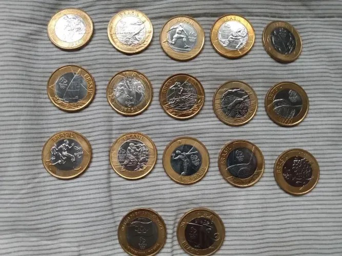 Coleção completa com 17 moedas antigas
