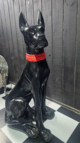 Estátua grande de Doberman Sentado