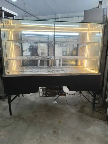 Vendo vitrine refrigerada e iluminada