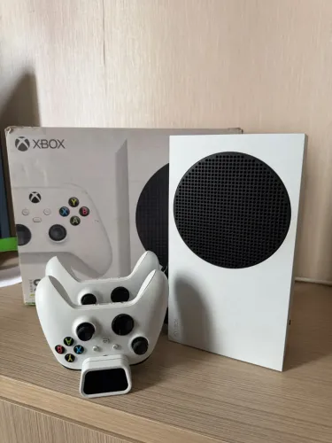 Xbox Séries S c/ 2 Controles + Kit Carregamento Led
