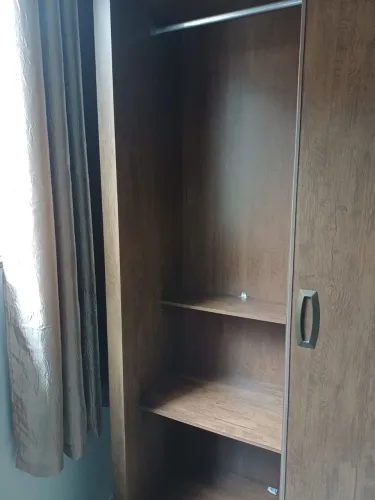 Guarda-roupa de madeira com portas de correr - ótimo estado