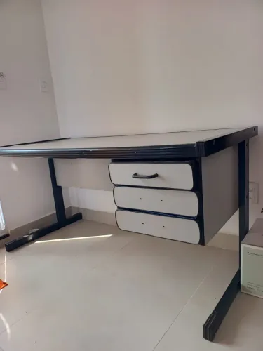 Mesa escritório grande reforçada com gaveteiro ? estrutura metálica