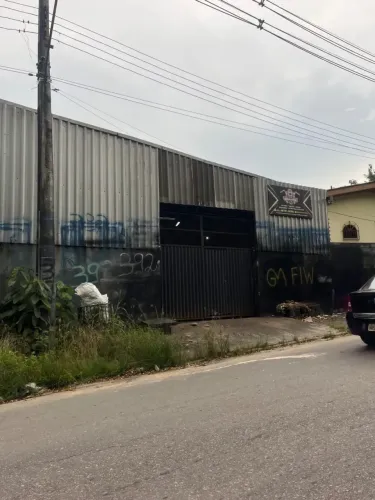 Galpão para Alugar 252m² com Portão Grande no Conjunto Petrus / Tiradendes / Colônia Japon