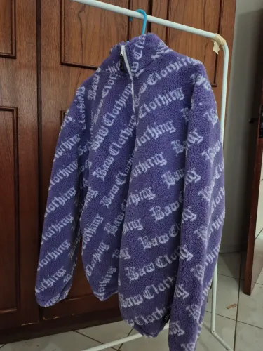 jaqueta pelúcia roxa baw clothing unissex (nunca usada)