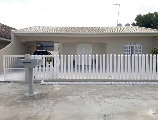 Casa com edícula à venda no Balneário Shangri-lá