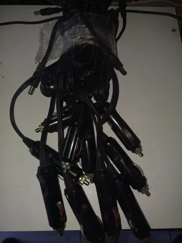 Adaptador de acendedor de isqueiro veicular com plug 12 V.