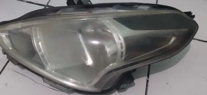 Farol dianteiro Nissan versa 2015/2016 3 cilindro flex 