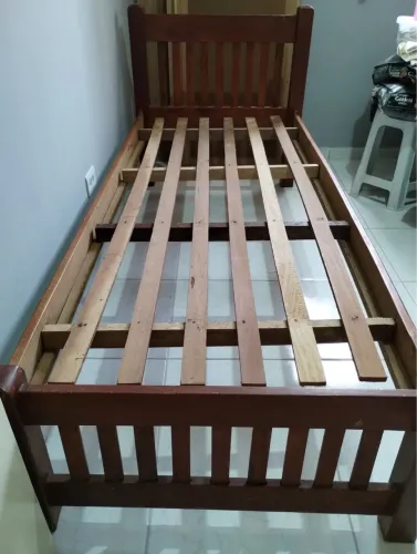 Cama em madeira maciça
