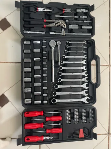 Maleta de ferramentas com 110 peças 