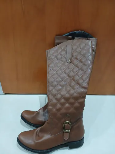 Bota cano longo - caramelo. Tamanho 38, calça 37.