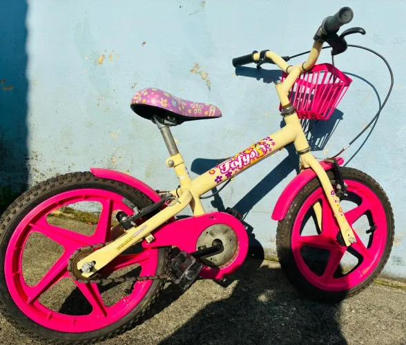 Bicicleta infantil fofys e patins da Barbye