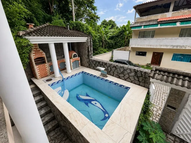 CASA TRÍPLEX C/ 3 SUÍTES + SÓTÃO