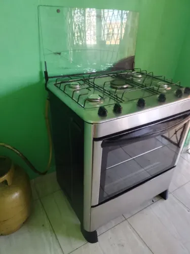 Vende-se fogão esmalte de 5 bocas funcionando as 5 bocas e forno perfeitamente 