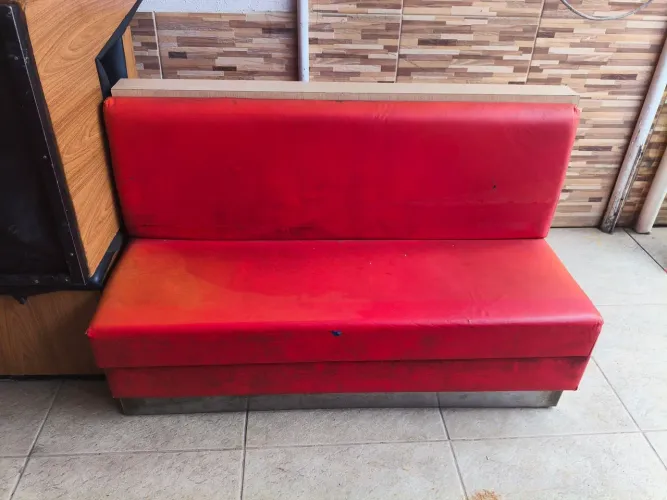 Sofá estofado para restaurante e barbeiro