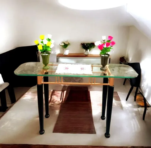 Lindo Aparador de Ferro com os pés em Madeira Maciça e Vidro Bisotado de 6mm na cor Dourad