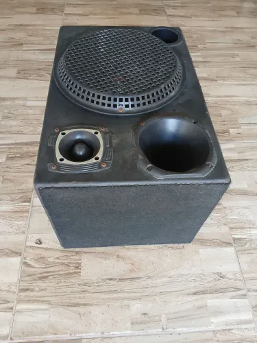 Vendo uma caixa de som automotiva
