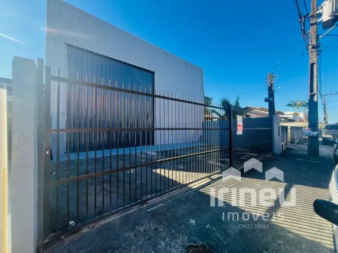 Galpão com 190m² oferecendo 2 salas, 2 banheiros e 1 cozinha no Itinga!