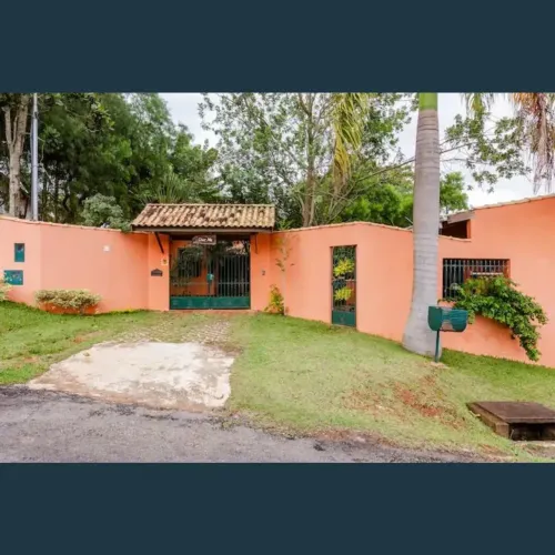 Chacará à venda, dentro da cidade, decoração rústica. Conforto e charme em um só lugar!
