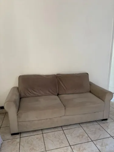 Sofá 2 Lugares Bege Suede com Almofadas