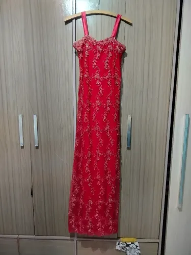 Vestido Longo de Festa Vermelho em Renda Bordada com Relevo Floral e Brilho preço a