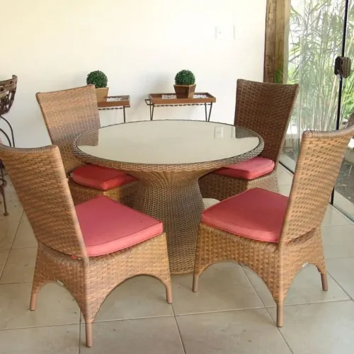 Jogo de mesa com 4 cadeiras.