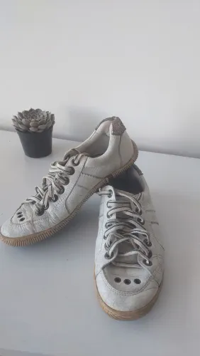 tênis Osklen Riva de couro em tom off-white com detalhes texturizados