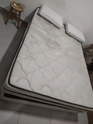 Cama de casal em perfeito estado comprada no início do ano