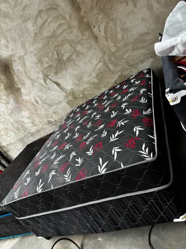 Cama box Queen molas ensacadas nova bem durinha ótima pra quem gosta de conforto 