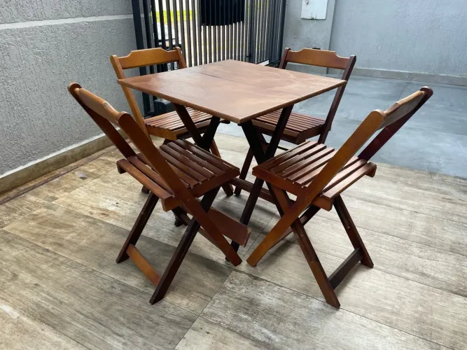 Mesa com 4 cadeiras de madeira
